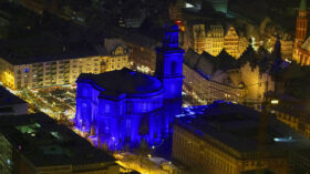 AES Veranstaltungstechnik taucht Frankfurter Paulskirche in blaues Licht