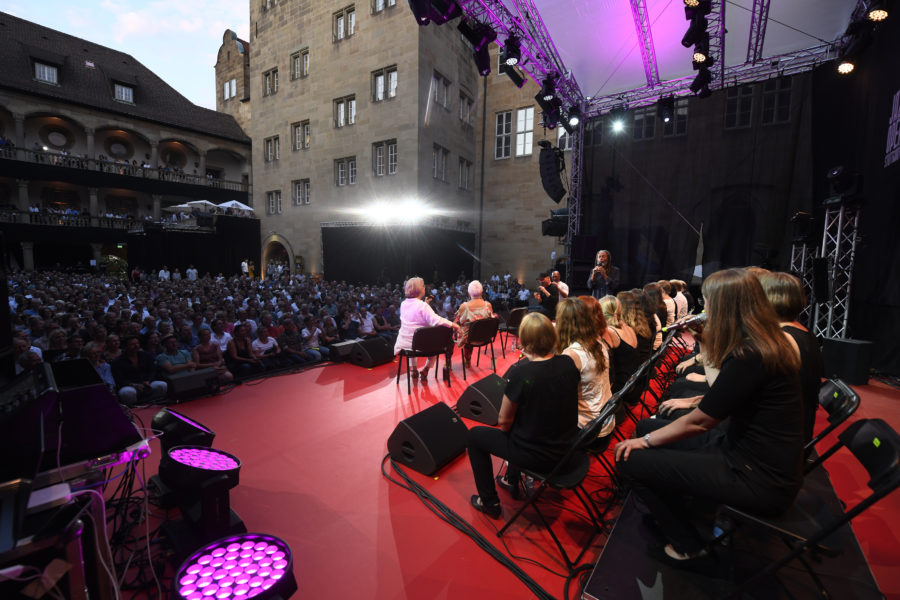 Bobby McFerrin bei den Jazzopen 2019 im Alten Schloss – homogene Abdeckung und natürliche Wiedergabe für feinsten Vocal-Jazz. # © Reiner Pfisterer