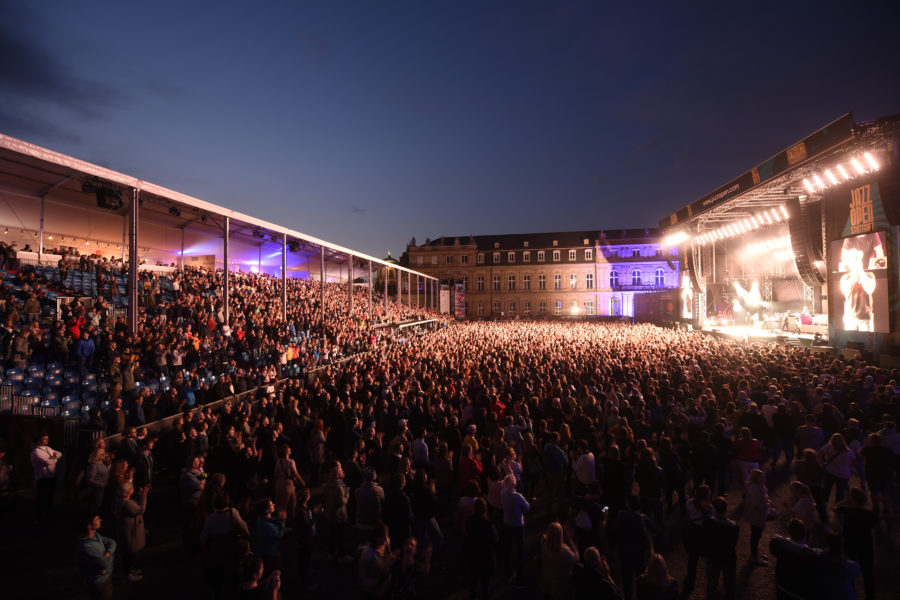 Für die Open-Air-Hauptbühne auf dem Stuttgarter Schlossplatz setzte Session Pro bei den Jazzopen 2019 erneut auf ein K2-System. # © Reiner Pfisterer