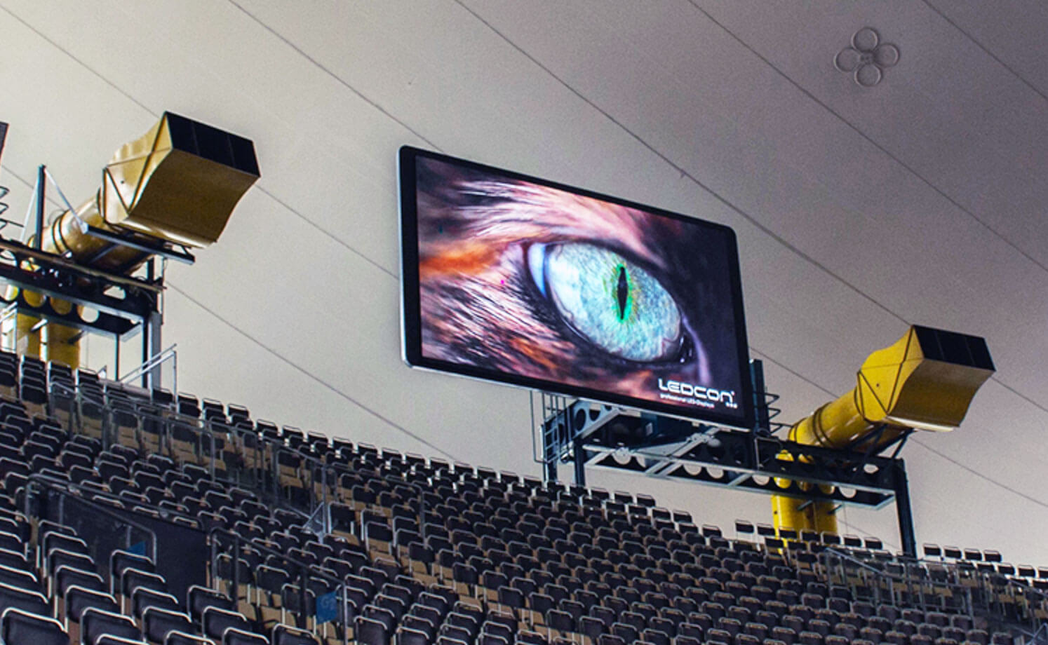 Zukünftig erwartet alle Besucher beim Betreten der inneren multifuntkionalen Eventstätte das neue digitale Highlight mit insgesamt 190qm² LED-Screenfläche.