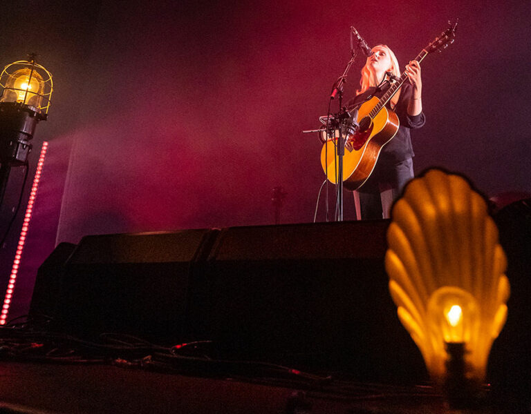 Da es sich bei Laura Marling um eine Tour mit minimalistischem Ansatz handelte, konnten die meisten Ziele durch den Einsatz von nur 16 impression X4 Bar 20 von GLP erreicht werden. © David Stewart