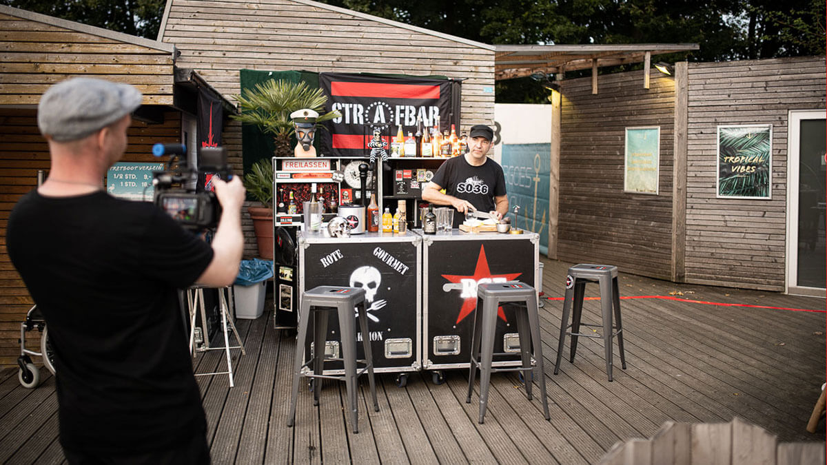 Ole Plogstedt von der Roten Gourmet Fraktion hinter der Strafbar bei Dreharbeiten in Ibbenbüren.