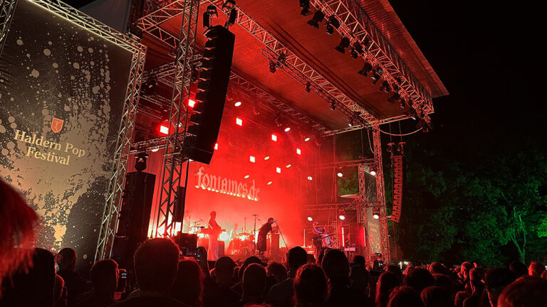 Fontaines D.C. live auf der Main Stage des Haldern Pop 2024.