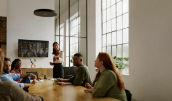 Sennheiser veröffentlicht neues TeamConnect Ceiling Medium Plugin für Q-SYS