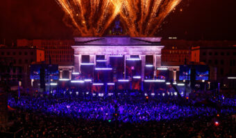 Mauerfall-Feier am Brandenburger Tor mit Licht von GLP